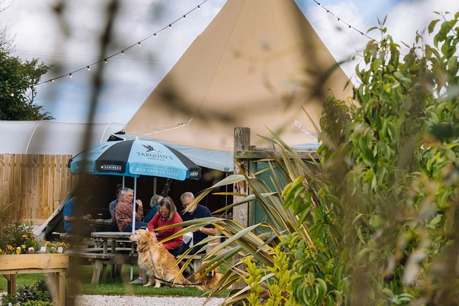 Dog-and-customers-in-Da-Bara-Bakery-In-The-Garden-Cafe-gallery-Window-Da-Bara-Bakery