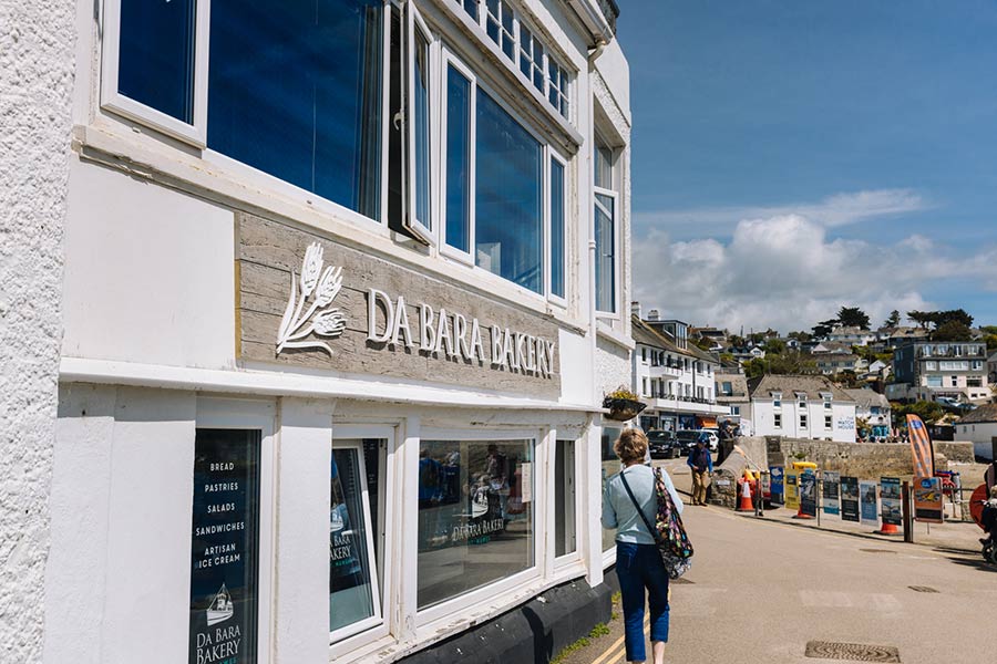 Outside-St-Mawes-Cafe-gallery-Da-Bara-Bakery